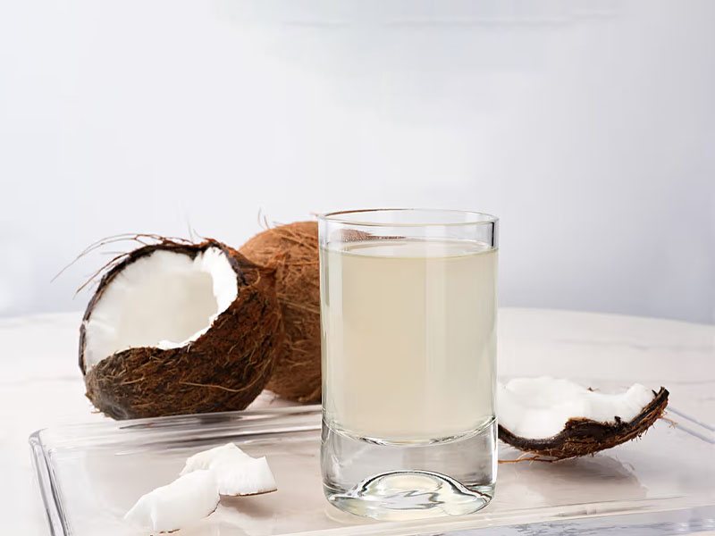 Trái dừa tươi và ly nước dừa - Thức uống điện giải tự nhiên