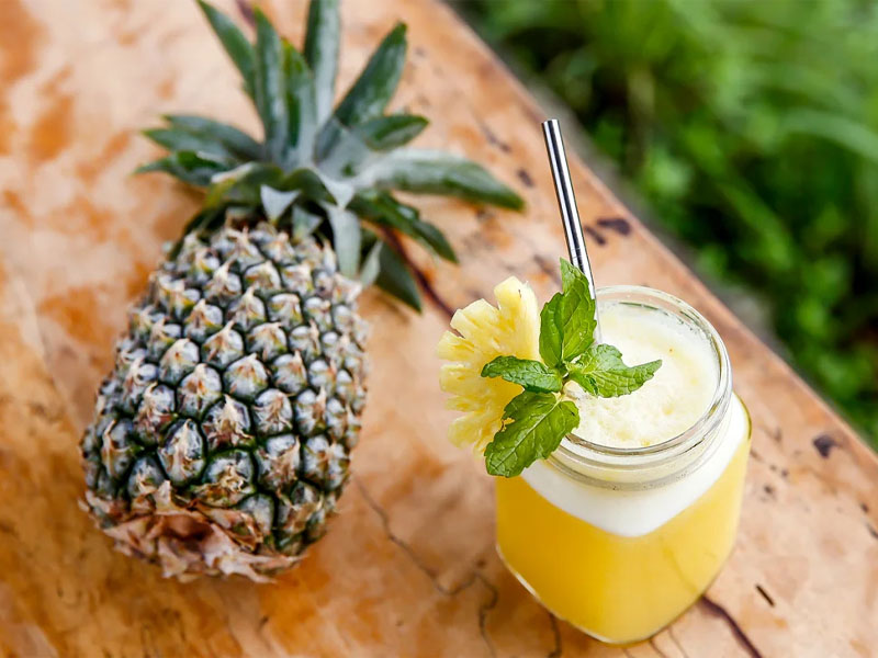 Nước ép dứa chứa flavonoid và axit phenolic - hai chất chống oxy hóa chính, giúp giải trừ gốc tự do, bảo vệ tế bào khỏe mạnh, ngăn ngừa viêm tuyến giáp.
