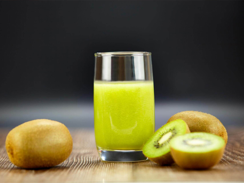 Kiwi giàu chất chống oxy hóa flavonoid và carotenoid, giúp loại bỏ gốc tự do, chống ung thư tuyến giáp.