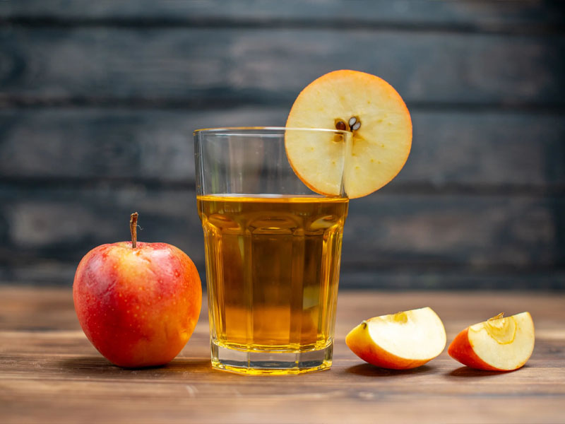 Nước ép táo chứa nhiều vitamin và flavonoid - chất chống oxy hóa mạnh, giúp tăng cường hệ miễn dịch, ngăn chặn sự phát triển của tế bào ung thư tuyến giáp.