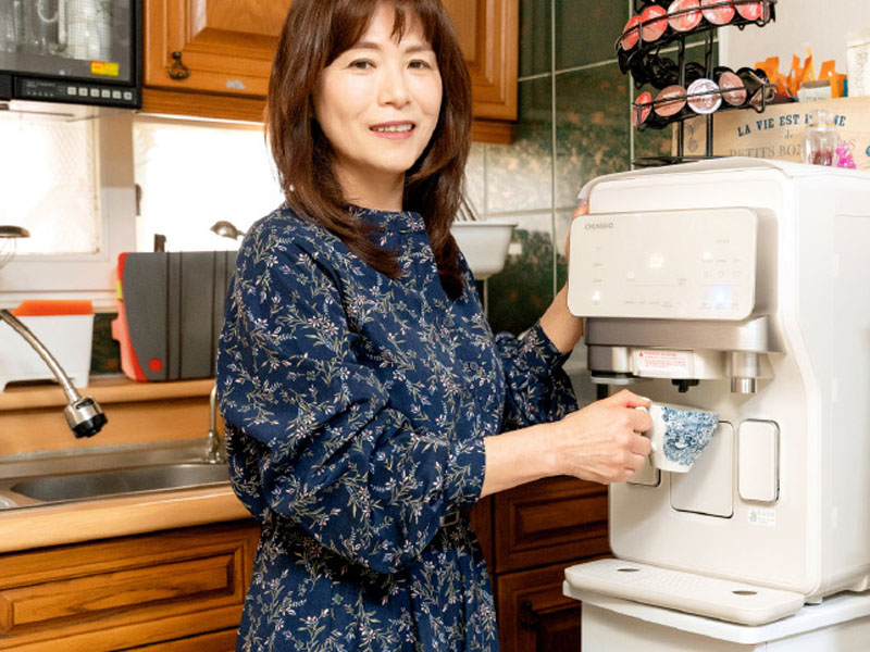 Ly nước tinh khiết từ máy lọc nước ChungHo, an toàn cho sức khỏe.