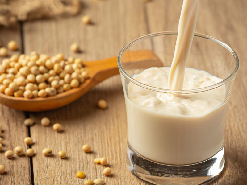 Sữa đậu nành chứa isoflavone và genistein - hai hoạt chất "vàng" cho làn da phụ nữ