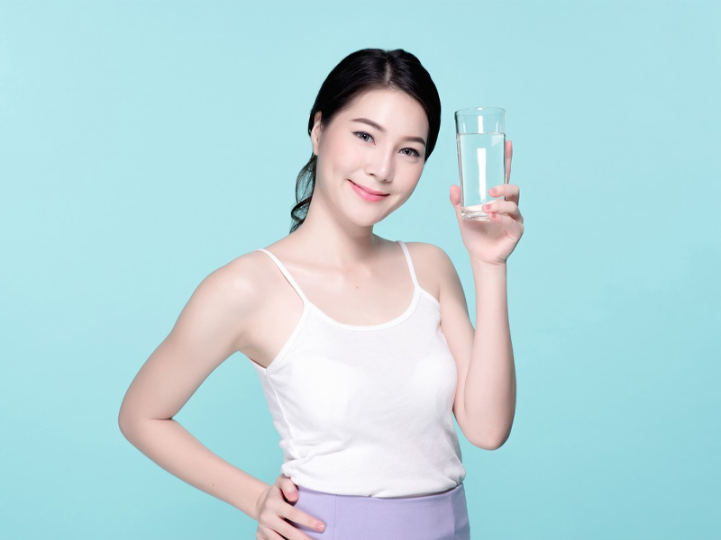 Tác dụng của nước đối với cơ thể: Vận chuyển dinh dưỡng, điều hòa thân nhiệt, hỗ trợ tiêu hóa, thải độc