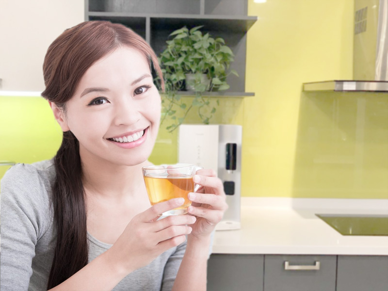 Trà xanh chứa hàm lượng cao EGCG - chất chống oxy hóa cực mạnh, cùng vitamin B2, E, mang lại công dụng "thần kỳ" cho làn da