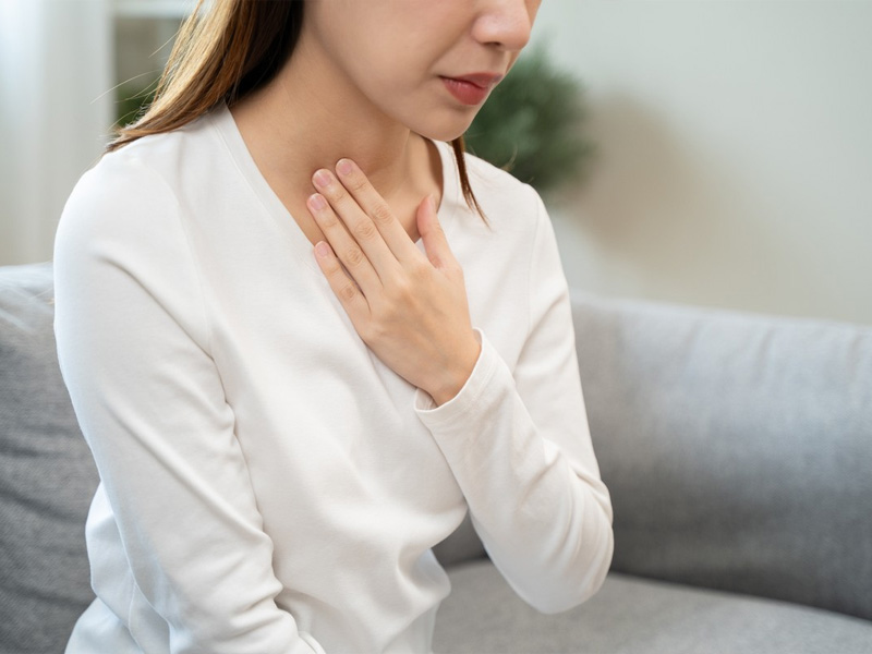 Các triệu chứng của bệnh lý tuyến giáp rất đa dạng, bao gồm: mệt mỏi, thay đổi cân nặng, rối loạn nhịp tim, run tay, rụng tóc, da khô, rối loạn kinh nguyệt (ở nữ giới)...