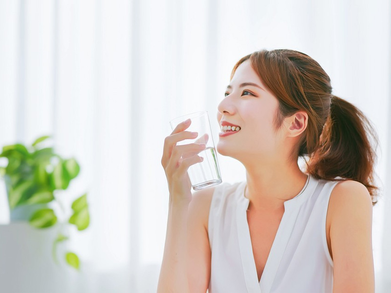 Uống nước đúng cách: Uống đủ nước, chia nhỏ lượng nước, uống nước ấm để bảo vệ sức khỏe