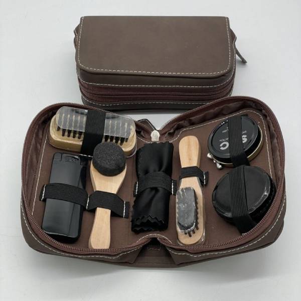 Dùng xi chuyên dụng để đánh bóng túi xách