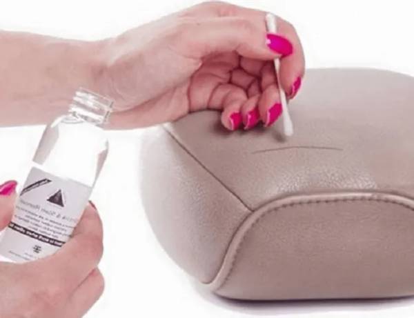 Dùng cồn và dung dịch chứa cồn thấm lên bông gòn để lau túi