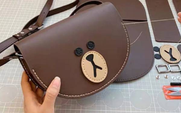 Làm mới túi xách cùng các mảnh vá, hình vẽ hay đính đá