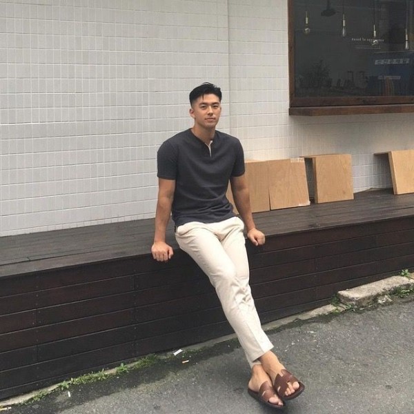 Phối đồ dép quai ngang nam với áo polo màu trung tính + quần chinos xắn gấu + thắt lưng da trơn