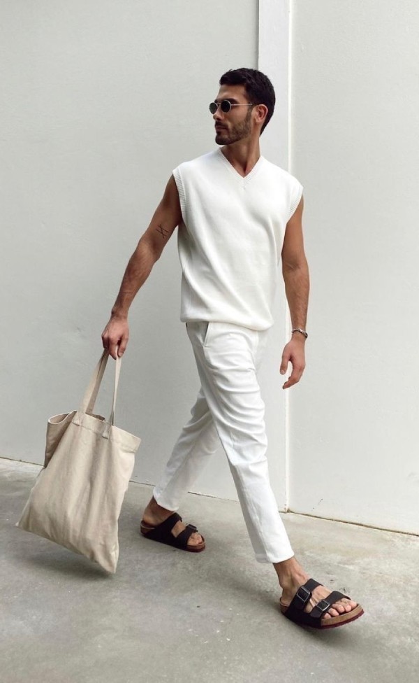 Phối đồ dép quai ngang nam với áo tanktop xám + quần jogger + kính mát gọng vuông