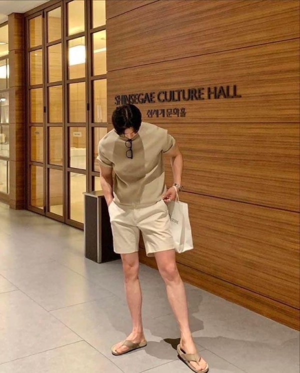Phối đồ dép quai ngang nam với áo thun + quần short kaki màu be + kính mắt đen bản to