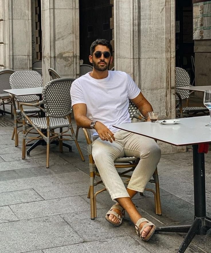 Phối đồ dép quai ngang nam với áo thun trắng ôm nhẹ + quần kaki be + kính mắt đen bản lớn