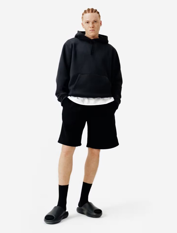 Phối đồ dép quai ngang nam với Hoodie + quần short jeans