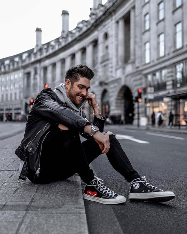 Quần jeans rách + Áo khoác da mạnh mẽ, thời thượng