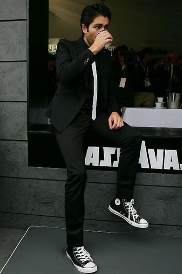 Suit màu tối + Converse cổ cao trưởng thành, chuyên nghiệp