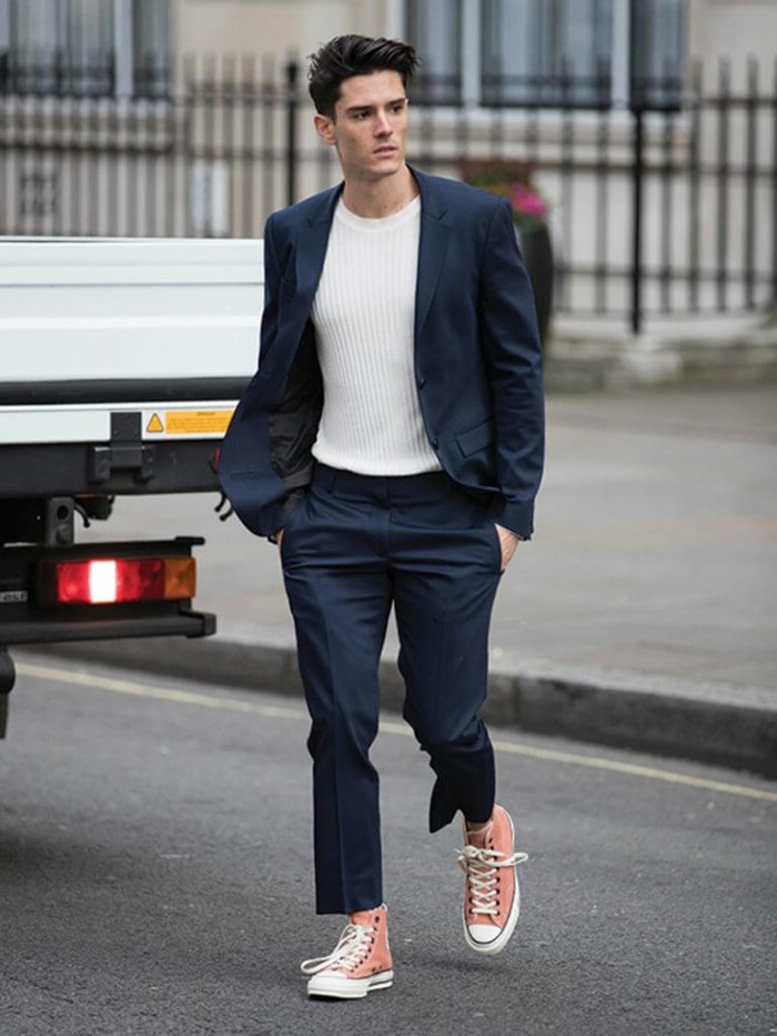 Mix với áo thun thay vì sơ mi trẻ trung, lịch thiệp