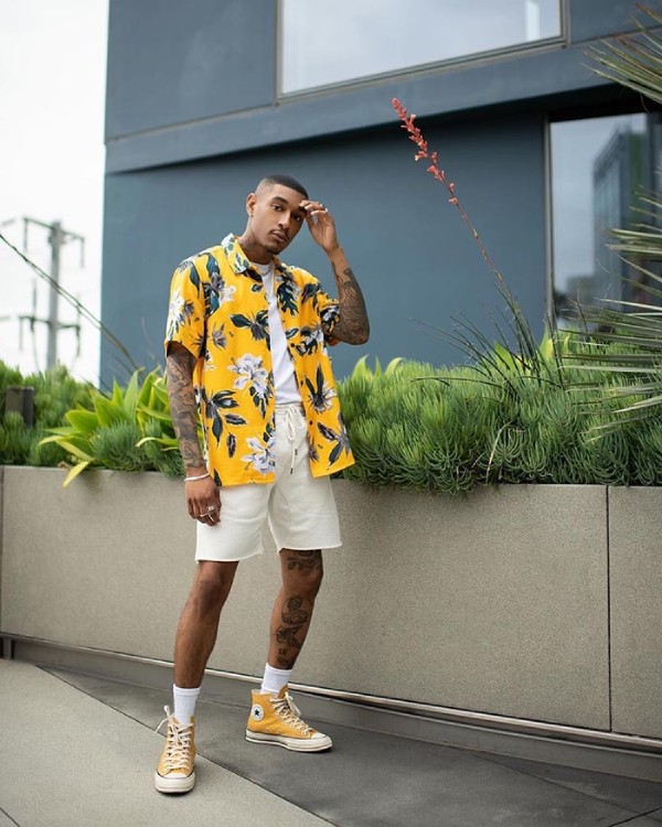 Quần short + áo thun thoải mái, phong cách