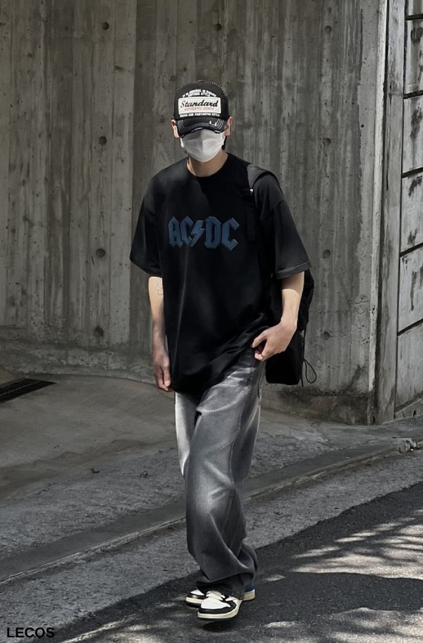 Phối quần Jordan cổ cao nam với áo phông và quần Jeans