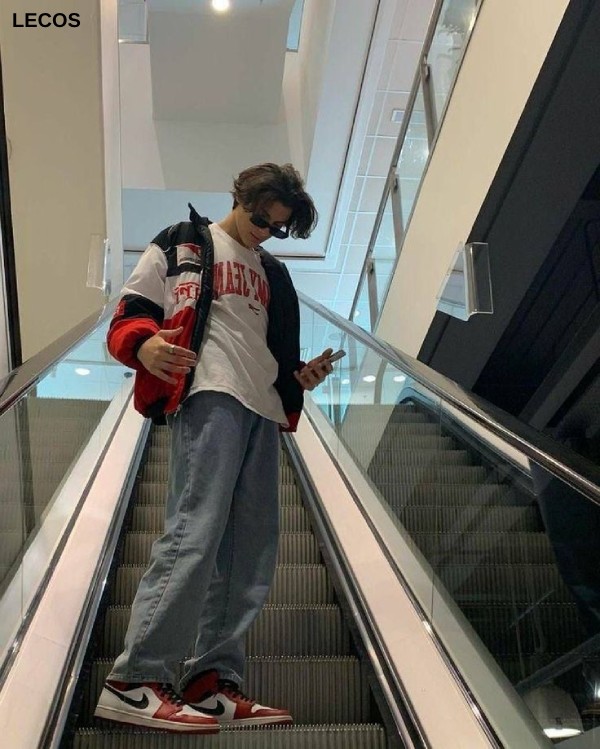 Phối quần Jordan cổ cao nam với áo phông và quần Jeans