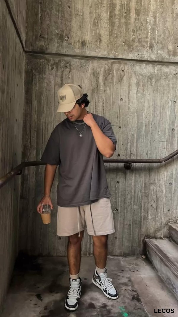 Phối giày Jordan cổ cao nam với quần short và áo phông form rộng