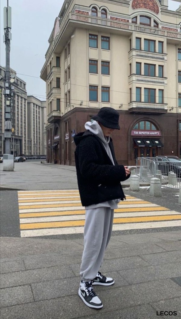 Phối giày Jordan cổ cao nam với quần Jogger