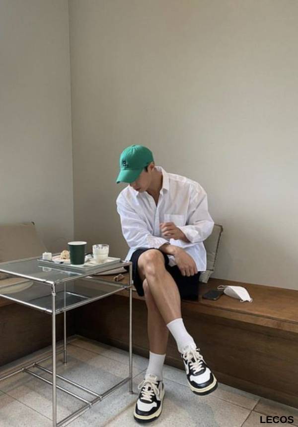 Phối giày Jordan cổ thấp nam với áo sơ mi và quần short