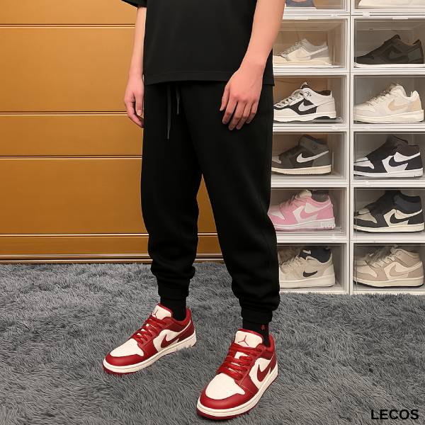 Phối giày Jordan cổ thấp nam với áo thun và quần track pants