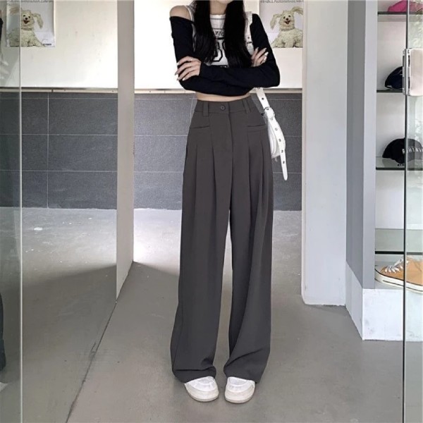 Phối quần ống rộng với giày thể thao trắng nữ thanh lịch, năng động