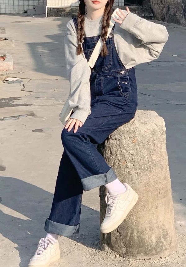 Phối quần/váy yếm với giày thể thao trắng nữ đáng yêu, nhí nhảnh