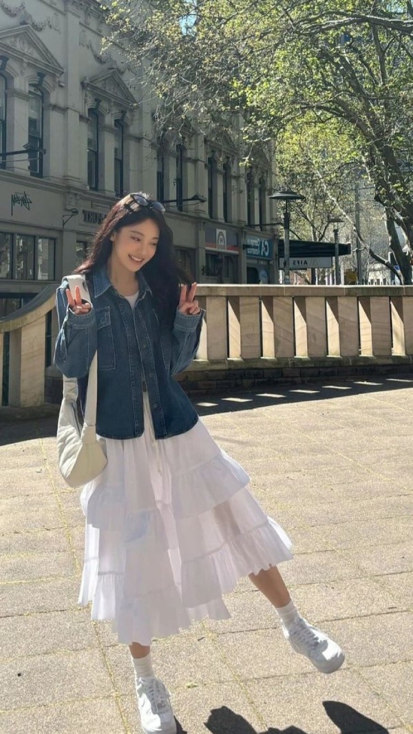 Phối giày thể thao trắng nữ với chân váy nữ tính, hiện đại