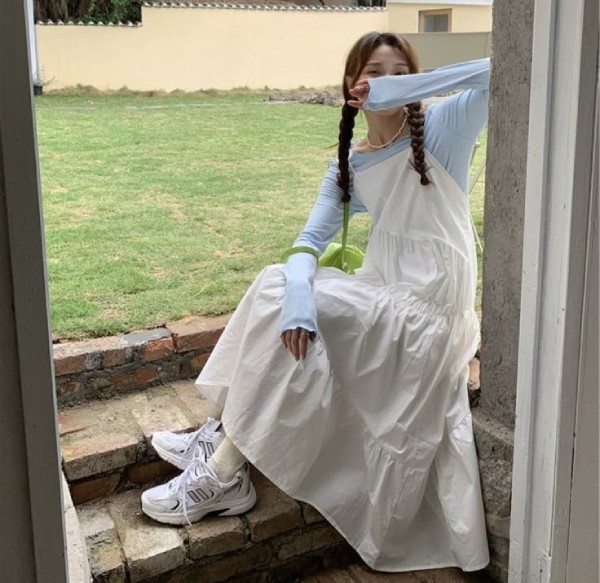 Phối giày thể thao trắng nữ với váy suông dài thanh thoát, dịu dàng