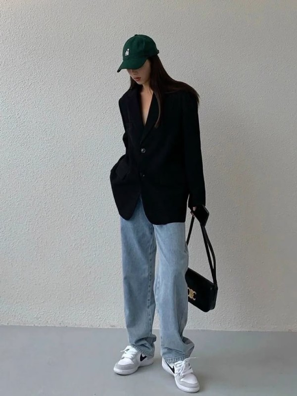 Phối giày thể thao trắng nữ với áo blazer độc đáo, cá tính