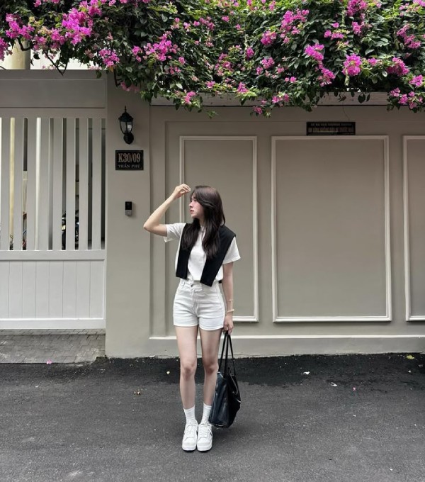 Phối quần short jeans với giày thể thao trắng nữ phóng khoáng, thoải mái