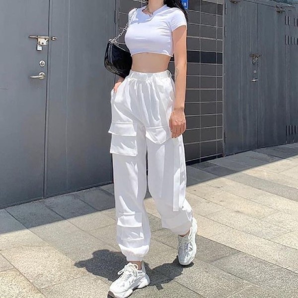 Phối quần jogger với giày thể thao trắng nữ mạnh mẽ, khỏe khoắn