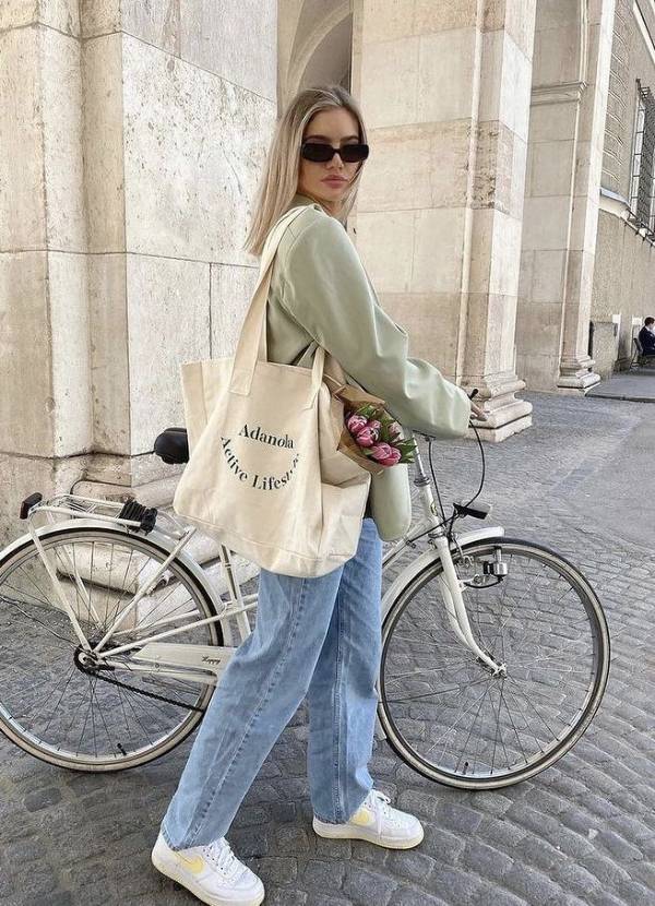 phối đồ túi tote với áo khoác nhẹ và quần jeans