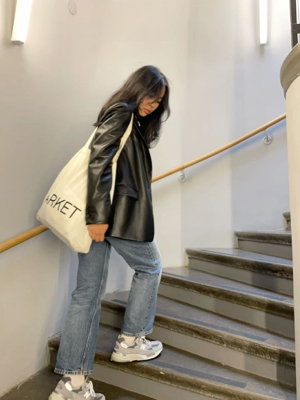 Phối đồ túi tote với blazer và jeans