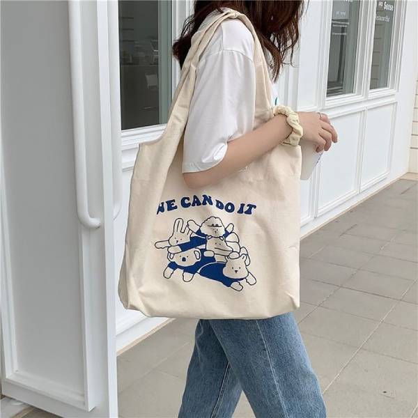 Phối đồ túi tote với áo phông và quần jeans