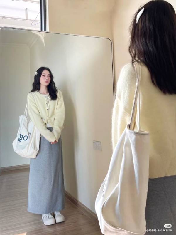 phối đồ với váy midi và túi tote