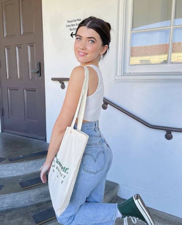 phối đồ túi tote với áo croptop và quần jeans