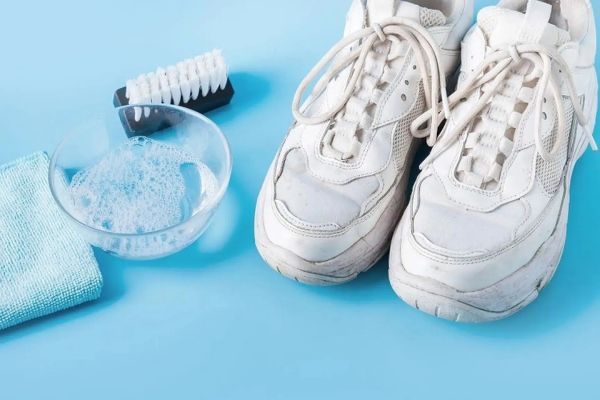 Không nên giặt giày da trắng