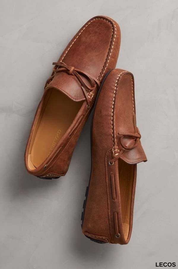 Da nubuck được làm chủ yếu từ da bò, ngoài ra còn có da dê, da hươu non