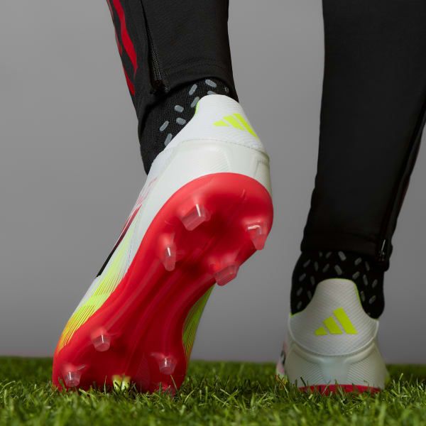 Giày đá bóng đế Artificial Ground (AG) cho sân cỏ nhân tạo