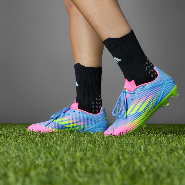 Giày đá bóng đế Multi Ground (MG hoặc FxG) thích hợp với nhiều loại sân