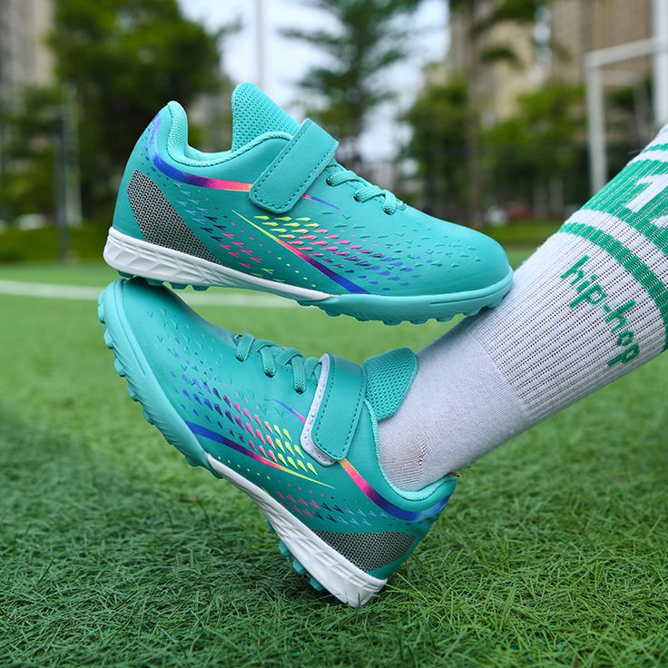 Giày đá bóng đế Turf (TF, TT) thích hợp sân cỏ nhân tạo