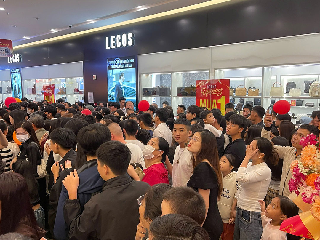 Showroom LECOS luôn nhộn nhịp khách hàng tham quan và mua sắm.