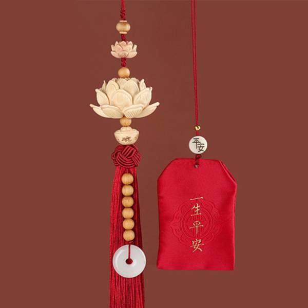 Lá bùa màu đỏ lưu giữ năng lượng tài lộc