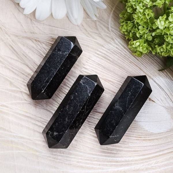 Đá phong thủy màu đen có tính chất tương khắc