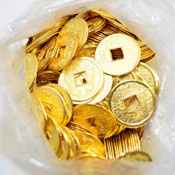 Tiền xu vàng hoặc bạc tượng trưng cho sự giàu có