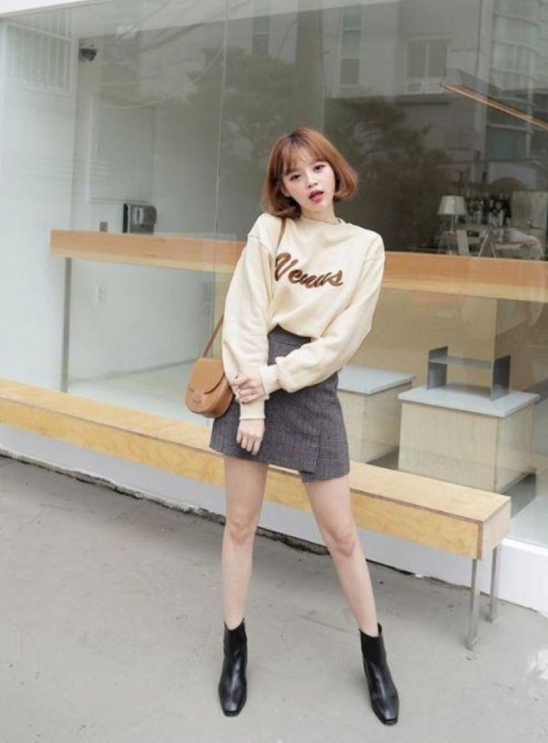 Phối boot cổ thấp với chân váy